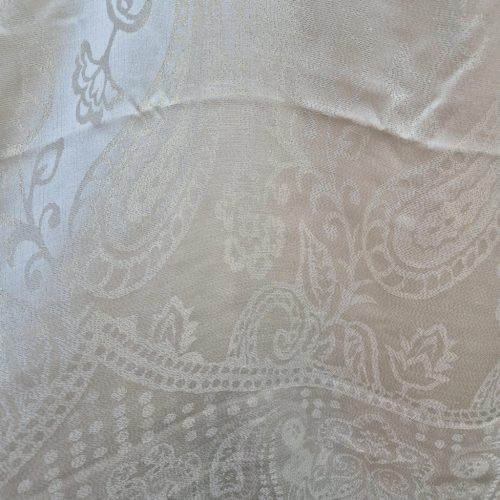 Krémszínű, lurex mintás alkalami stóla.