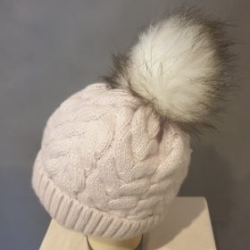 Kötött sapka nagy bojttal.