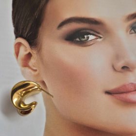 Különleges, nemesacél fülbevaló arany színben.