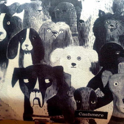 Kutyás stóla kétféle színben, puha kasmírral.