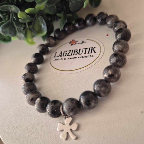 Larvikit ásványkarkötő, szerencsehozó karkötő lóhere medállal.