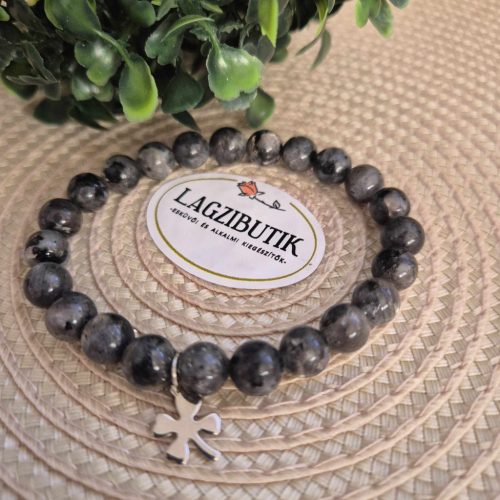 Larvikit ásványkarkötő, szerencsehozó karkötő lóhere medállal.