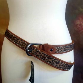 Leopárd mintás, szegecses öv.