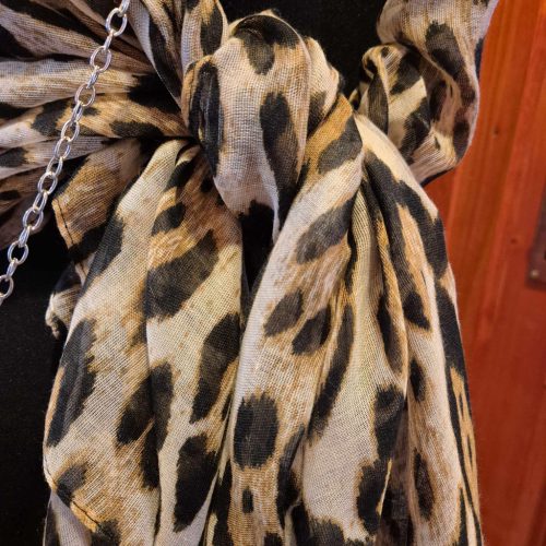 Barna leopárdmintás stóla, kendő.
