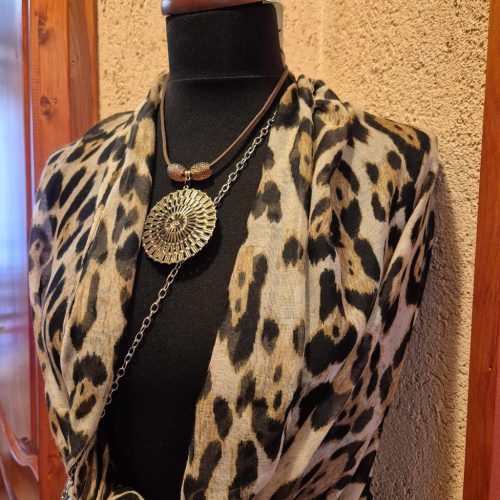 Barna leopárdmintás stóla, kendő.