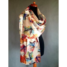 Színes szaténkendő, stóla, őszi levelekkel.