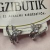 Leveles, ezüst fülbevaló strasszokkal.