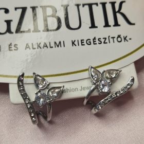 Leveles, ezüst fülbevaló strasszokkal.