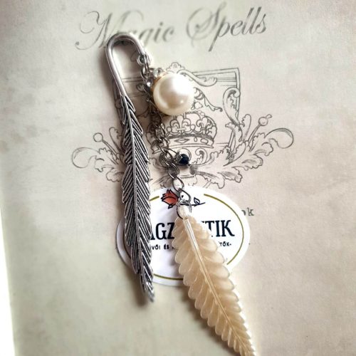 Fém könyvjelző levéllel, gyönggyel.