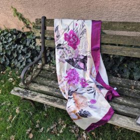 Lila-bézs virágos selyemkendő.