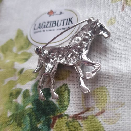 Lovas, strasszos bross, kitűző.