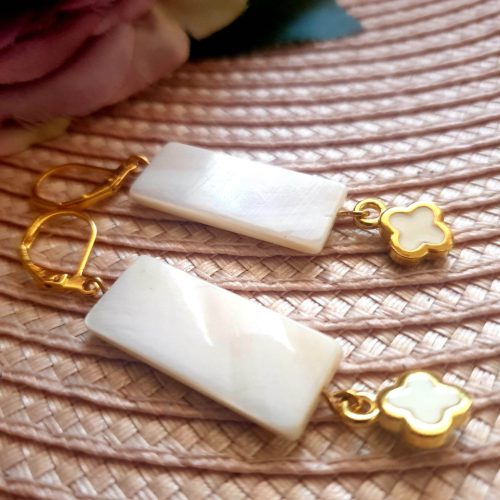 Kagylógyöngy lógós fehér fülbevaló, virág medállal.