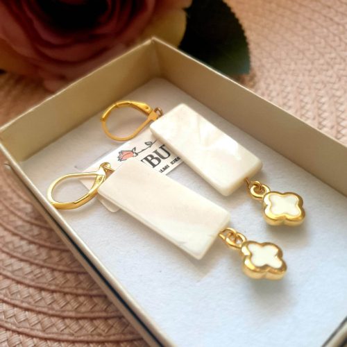 Kagylógyöngy lógós fehér fülbevaló, virág medállal.