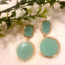 Türkiz-arany lógós fülbevaló.