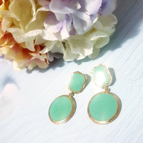 Türkiz-arany lógós fülbevaló.