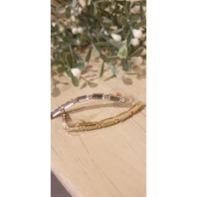 Arany színű lógós fülbevaló, kocka kövekkel.