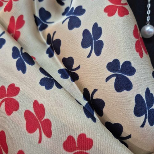 Lóhere mintás kék-piros kendő, selyemkendő.