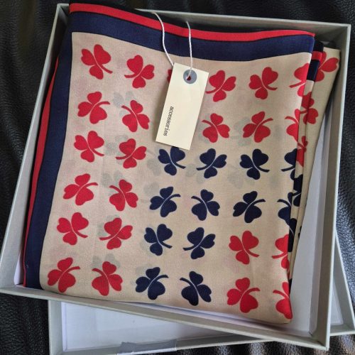 Lóhere mintás kék-piros kendő, selyemkendő.