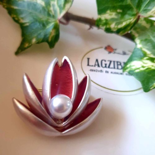 Lótusz bross, kitűző gyönggyel.