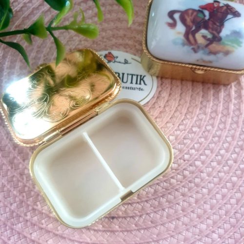 Lovas szelence, gyógyszertartó, dobozka, porcelán betéttel.