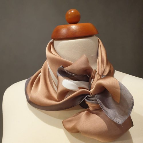 Púderszínű selyemkendő  LOVE felirattal.