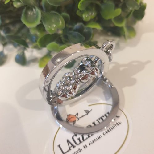 Kulcstartó, rozsdamentes acélból, forgatható, strasszos macival.