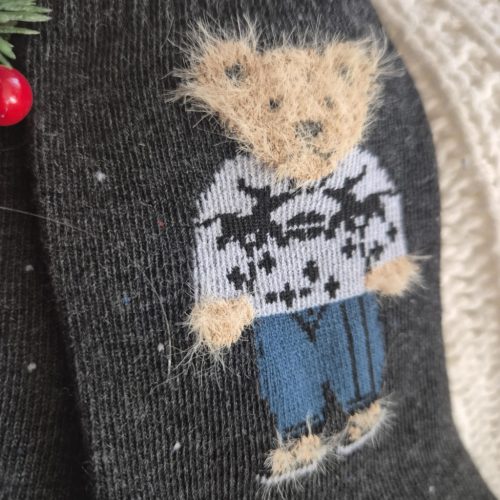 Női zokni macis mintával.