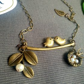 Madaras nyaklánc medálokkal, antikolt színben.