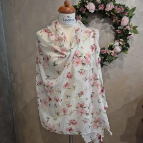 Magnólia virágos fehér, bojtos stóla.