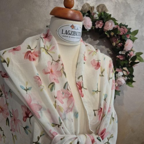 Magnólia virágos fehér, bojtos stóla.