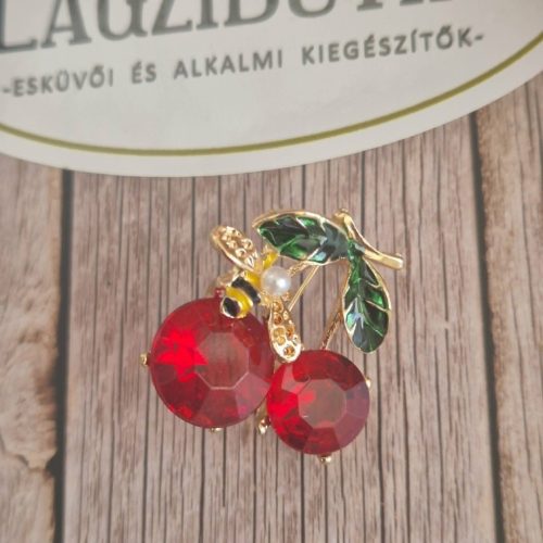 Málna vagy cseresznye bross, kitűző.