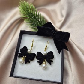 Fekete, bársonyos masnis lógós fülbevaló hajcsipesszel.