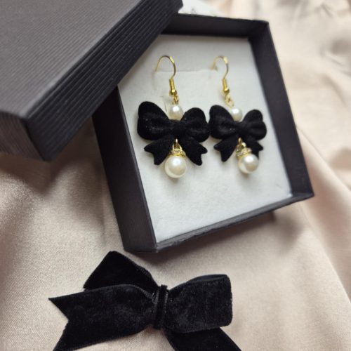 Fekete, bársonyos masnis lógós fülbevaló hajcsipesszel.