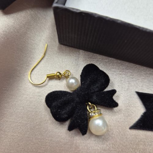 Fekete, bársonyos masnis lógós fülbevaló hajcsipesszel.