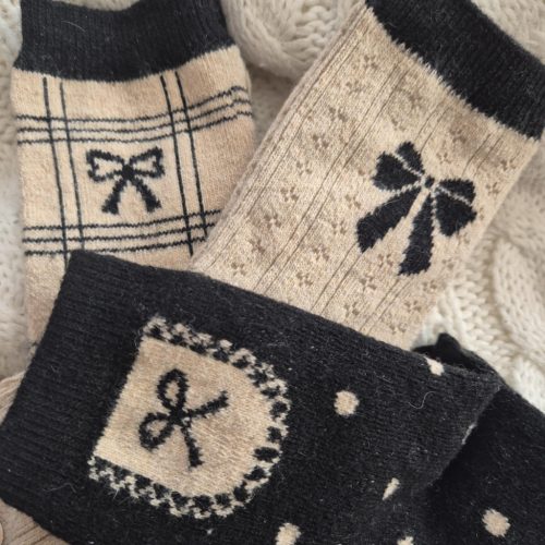 Merinói gyapjú zokni masnival, több színben.