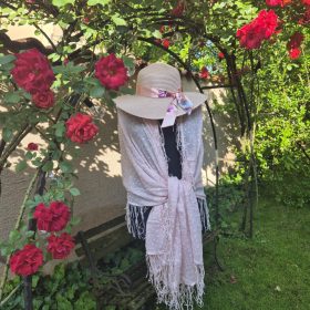 Szaténmasnis szalmakalap.