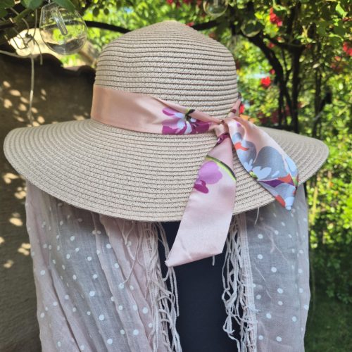 Szaténmasnis szalmakalap.