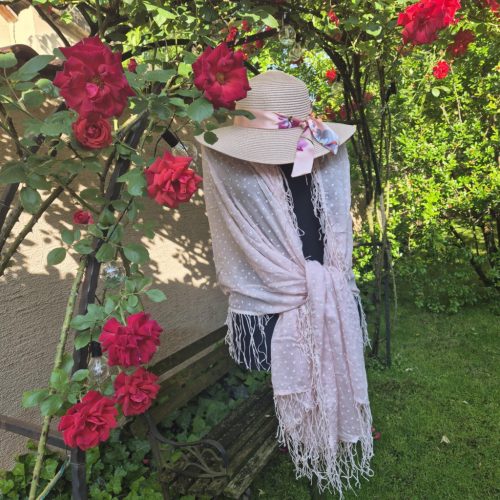 Szaténmasnis szalmakalap.