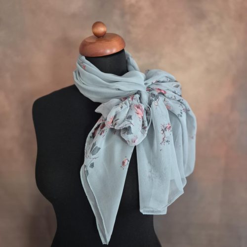 Mentazöld kendő, stóla, rózsákkal.