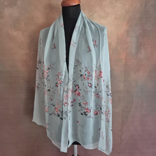 Mentazöld kendő, stóla, rózsákkal.