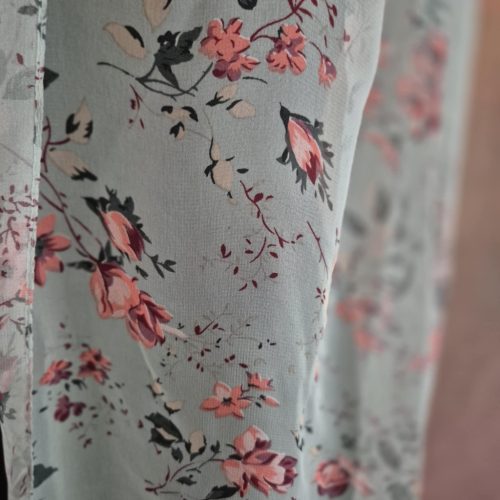 Mentazöld kendő, stóla, rózsákkal.