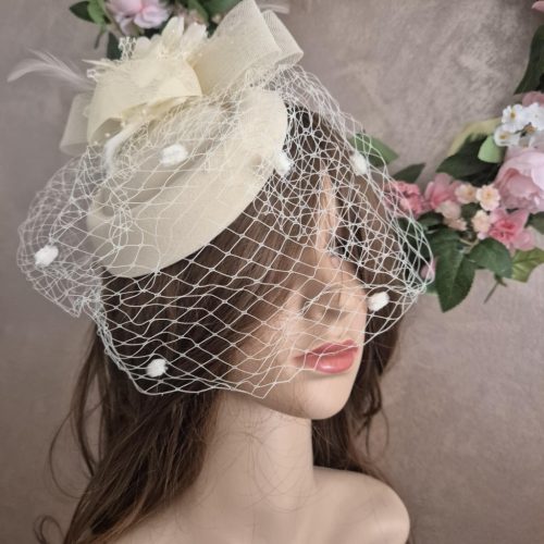 Menyasszonyi alkalmi kalap bézs színben.