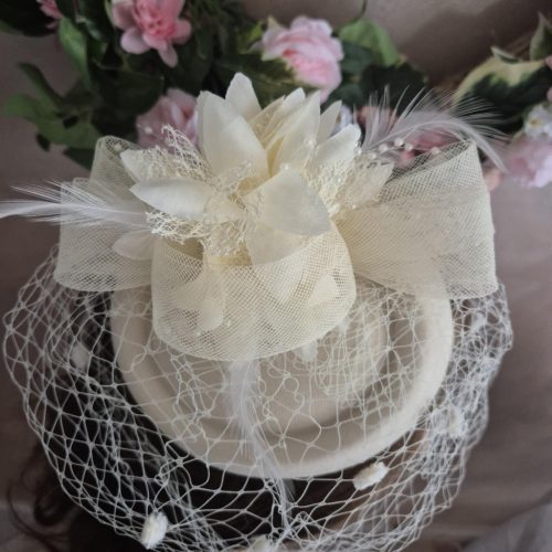 Menyasszonyi alkalmi kalap bézs színben.