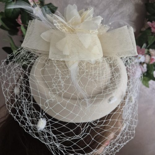 Menyasszonyi alkalmi kalap bézs színben.