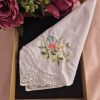 Hímzett menyasszonyi zsebkendő csipkével.