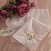 Hímzett menyasszonyi zsebkendő csipkével.