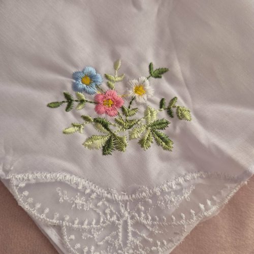 Hímzett menyasszonyi zsebkendő csipkével.