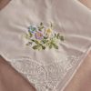Hímzett menyasszonyi zsebkendő csipkével.
