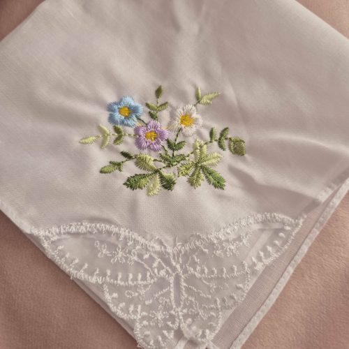 Hímzett menyasszonyi zsebkendő csipkével.