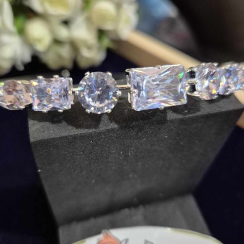 Menyasszonyi tiara, fejdísz kocka kövekkel.